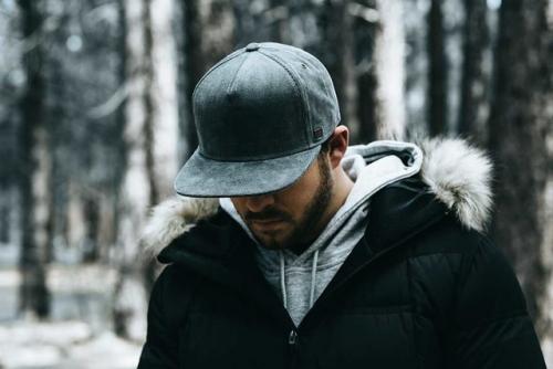 Mix &amp; Match Outfit dengan Snapback: Bukan Topi Hip-Hop Aja, Bro!